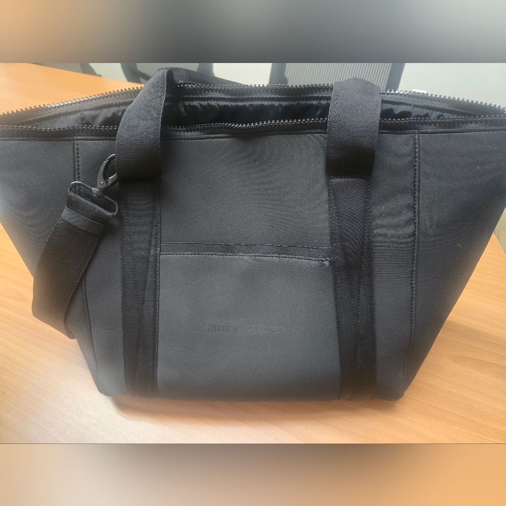 Quince All-Day Neoprene Tote Travel Bag - Picture 4 of 10